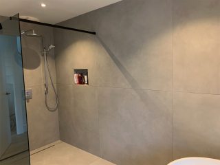 Betonlook vloertegel 120x120 NR111 gebruikt in de badkamer