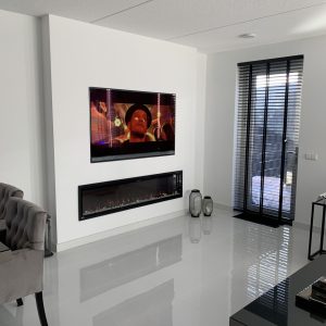 Hoogglans-vloertegel-60×60-cm-super-wit-NR54-bij-de-tv-scaled-4
