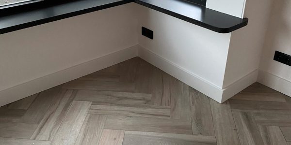 Keramisch parket visgraat 15×60 cm Licht bruin DC5 in de woonkamer is ook leverbaar in 20x120 cm en 30x120 cm.
