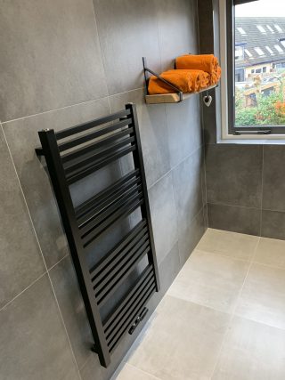 Vloertegel 60×60 cm Super Art Antraciet betonlook NR37 in de badkamer op de wand geplaatst.
