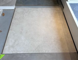 Vloertegel Betonlook Carn taupe G48 - in onze showroom (2)