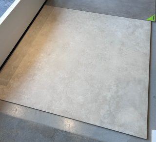 Vloertegel Betonlook Carn taupe G48 - in onze showroom