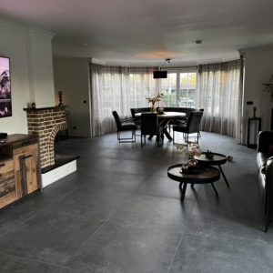 Vloertegel betonlook Moss antraciet H94 in de woonkamer gelegd